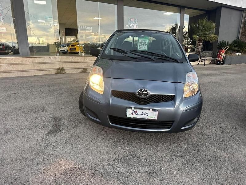 Nuova Toyota Yaris Sol 101 CV (74 kW) 2026 Gray Utilitaria
