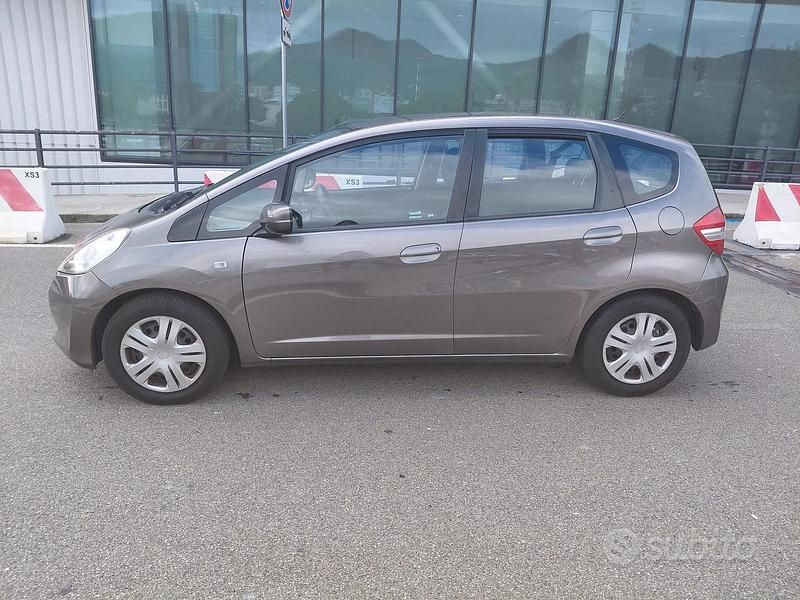 Usata Honda Jazz 90 CV (66 kW) 2011 Grigio Utilitaria