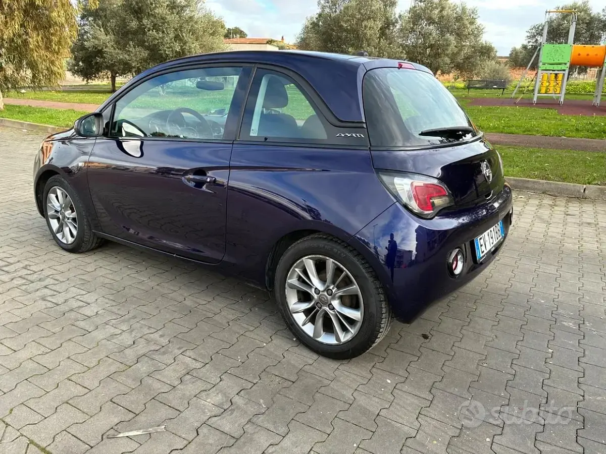 Usado Opel Adam 70 CV (51 kW) 2014 Azul Utilitario