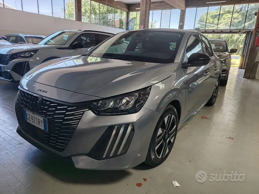 Usata Peugeot 208 Allure 101 CV (74 kW) 2025 Grigio Utilitaria