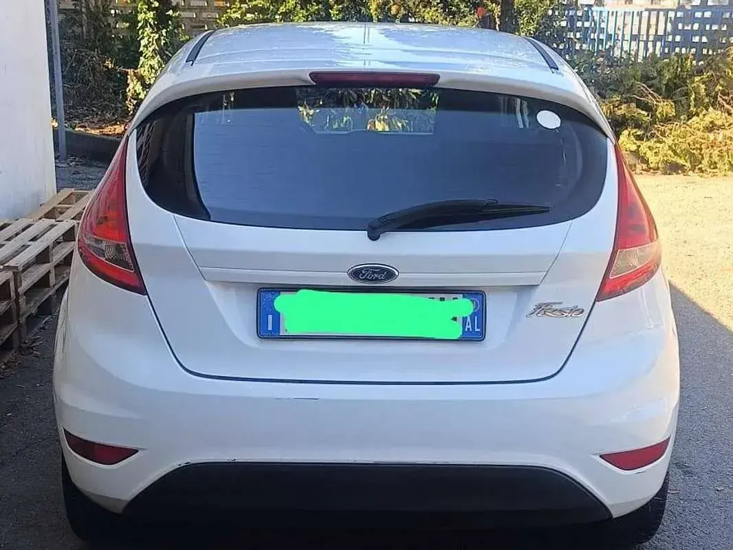 Usata Ford Fiesta 60 CV (44 kW) 2011 Bianco Berlina