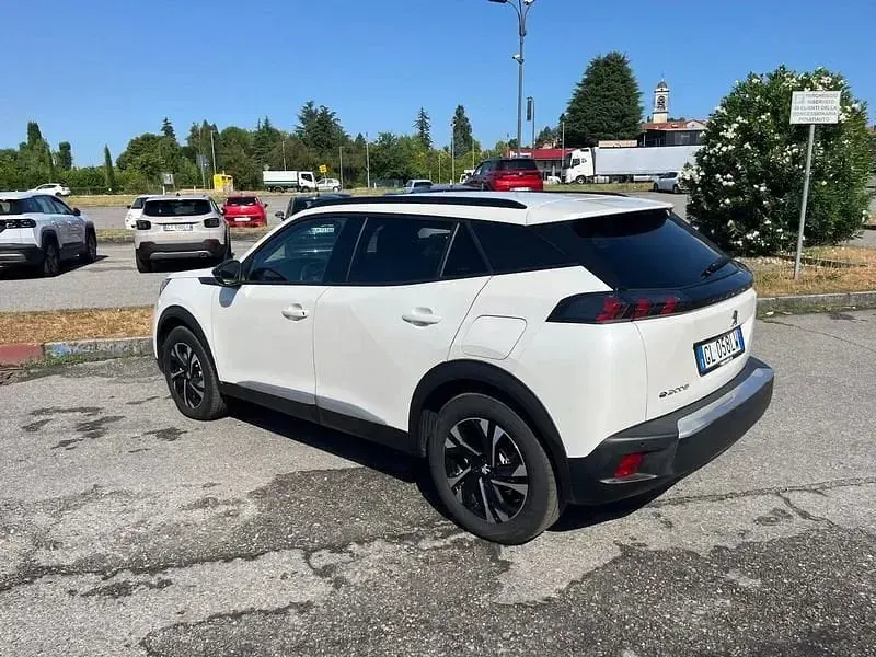 Usata Peugeot e-2008 Allure 100 kW (136 CV) 2022 Avorio SUV