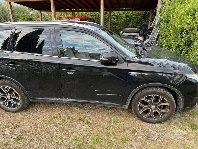 Usata Mitsubishi Outlander P-HEV 121 CV (88 kW) 2015 Nero SUV