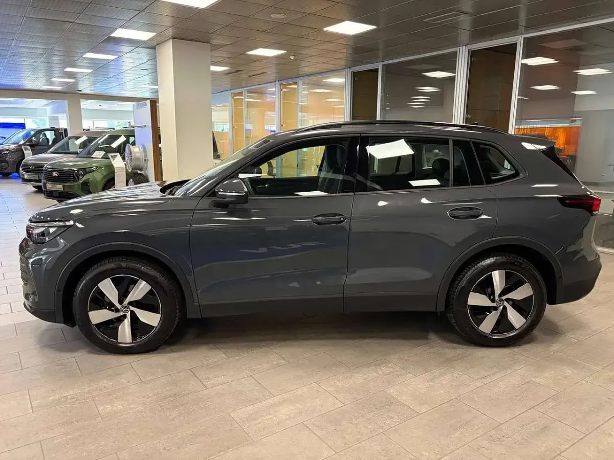 Usata VW Tiguan Life 150 CV (110 kW) 2024 Grigio scuro metallizzato SUV