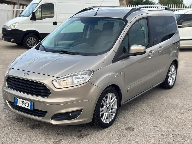 Usata Ford Tourneo Courier 95 CV (69 kW) 2015 Grigio Monovolume