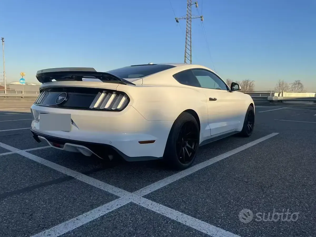 Usata Ford Mustang 317 CV (233 kW) 2017 Bianco Coupé
