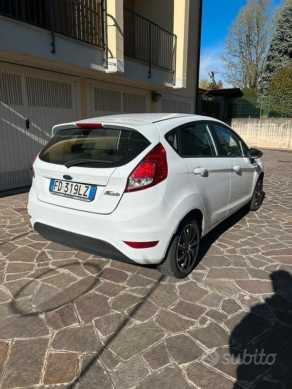 Usata Ford Fiesta 75 CV (55 kW) 2016 Bianco Berlina