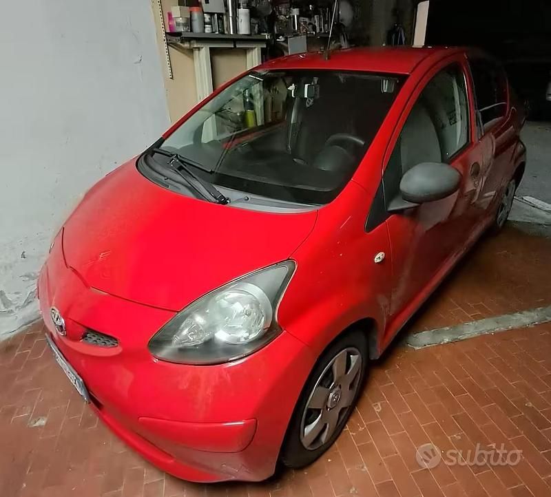 Usata Toyota Aygo 67 CV (49 kW) 2008 Rosso Utilitaria