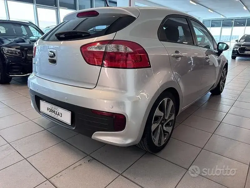 Usata Kia Rio 84 CV (61 kW) 2016 Grigio Utilitaria