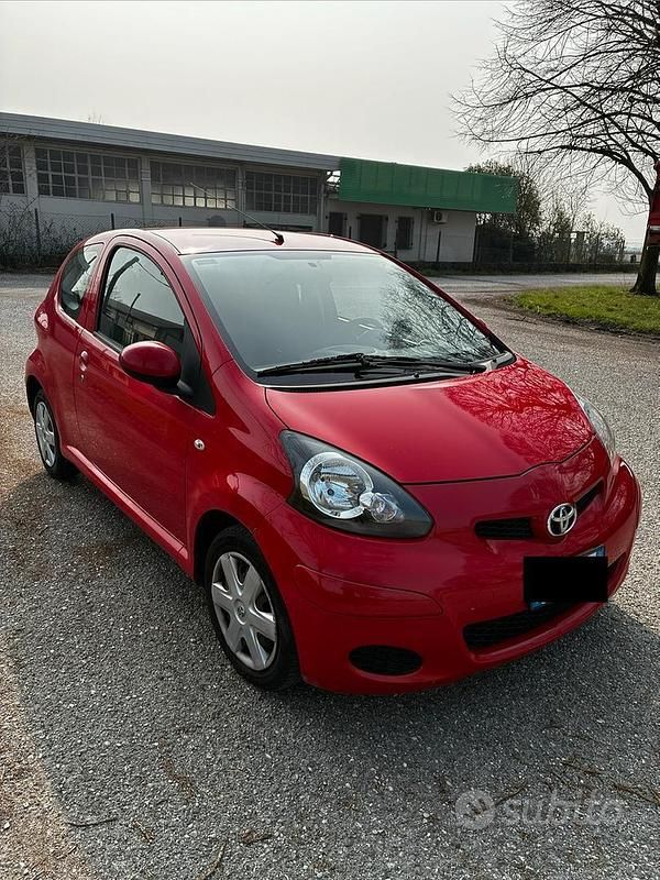 Usata Toyota Aygo 68 CV (50 kW) 2010 Rosso Utilitaria