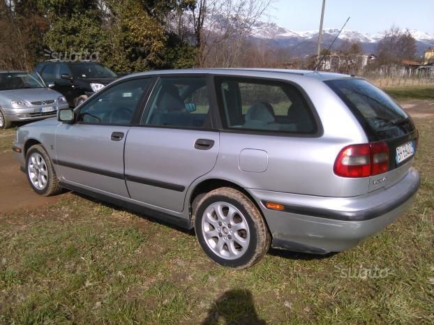 Вольво v40 2000
