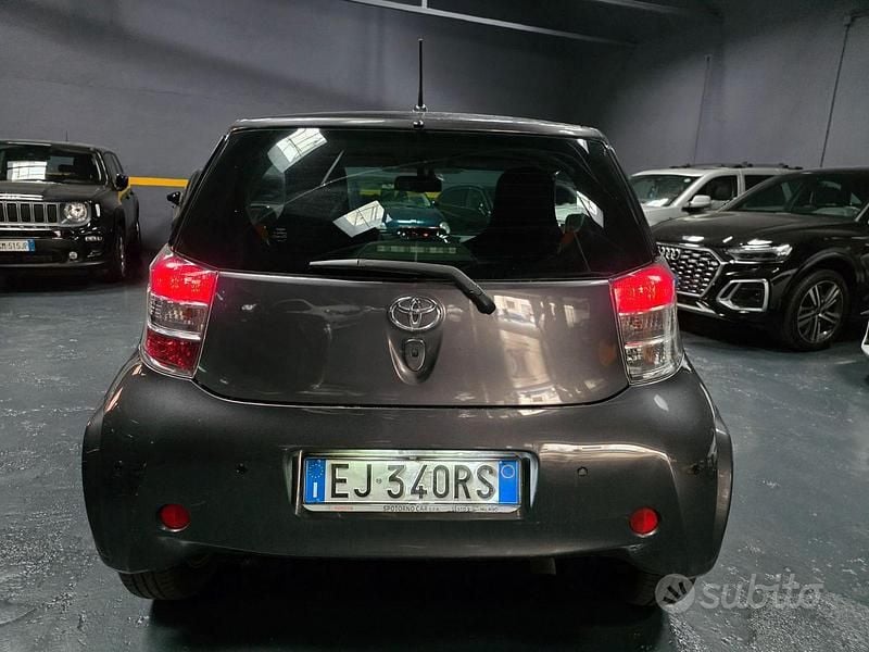 Usata Toyota iQ 100 CV (73 kW) 2011 Grigio Utilitaria