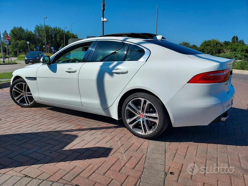 Usata Jaguar XE 179 CV (131 kW) 2018 Bianco Berlina