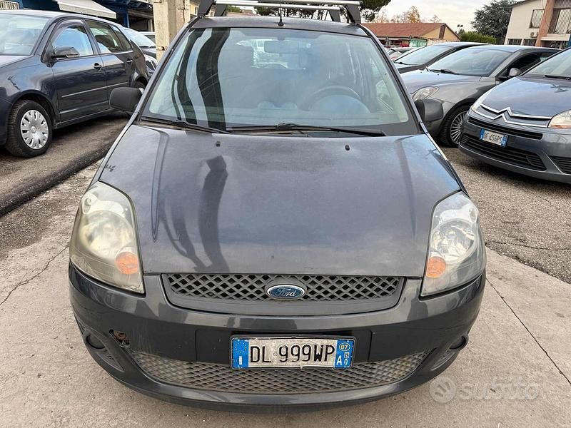 Usata Ford Fiesta Ghia 74 CV (54 kW) 2007 Nero Berlina