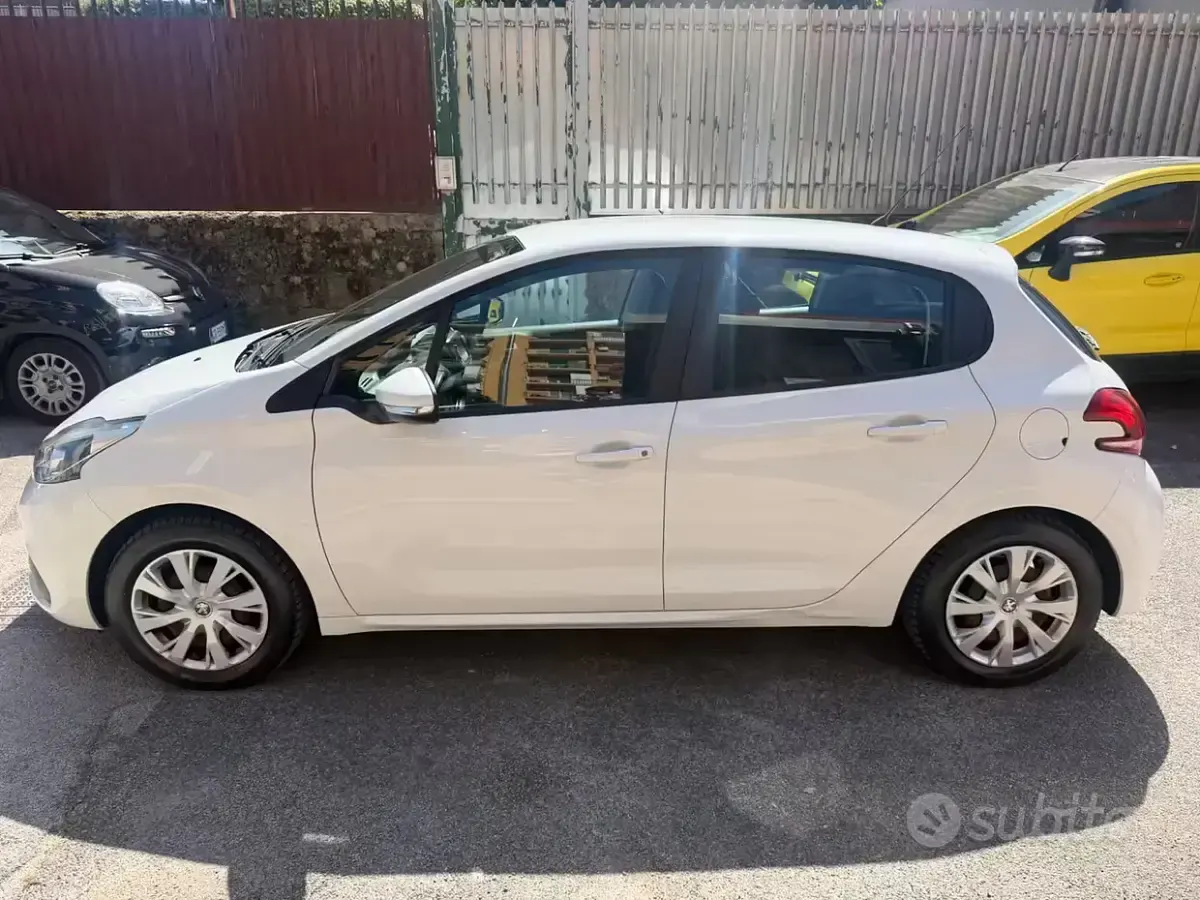 Gebraucht Peugeot 208 Access 68 PS (50 kW) 2016 Weiß Kleinwagen