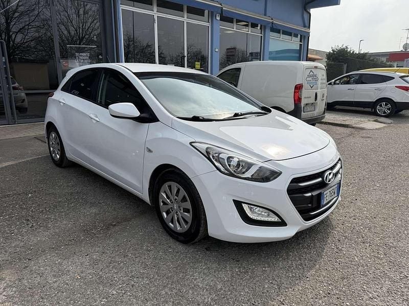 Begagnad Hyundai i30 Comfort 101 HK (74 kW) 2016 Vit Sedan