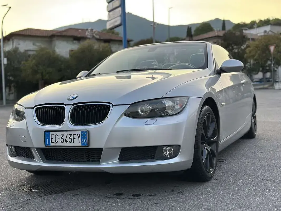 Usado BMW 320 Cabriolet 177 HP (130 kW) 2010 Cinzento Cabrios