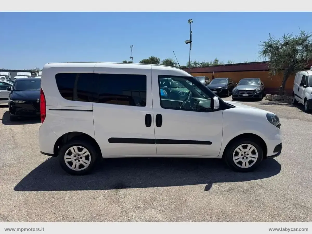 Usata Fiat Doblò Lounge 105 CV (77 kW) 2021 Bianco Monovolume