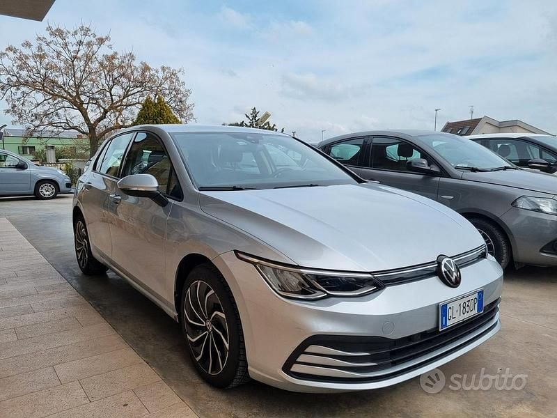 Usata VW Golf VIII Life 116 CV (85 kW) 2022 Grigio Berlina