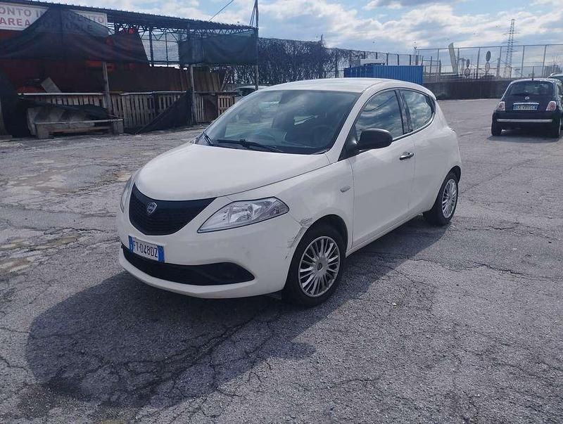 Usata Lancia Ypsilon 69 CV (50 kW) 2018 Bianco Utilitaria