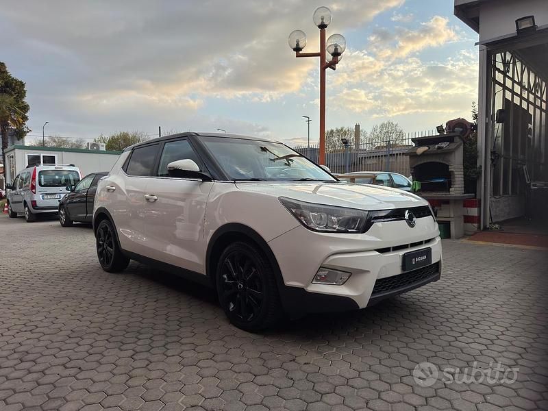 Usata Ssangyong (KGM) Tivoli 128 CV (94 kW) 2015 Bianco SUV