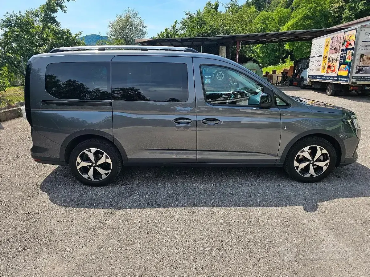 Usata Ford Tourneo 122 CV (89 kW) 2023 Grigio Monovolume
