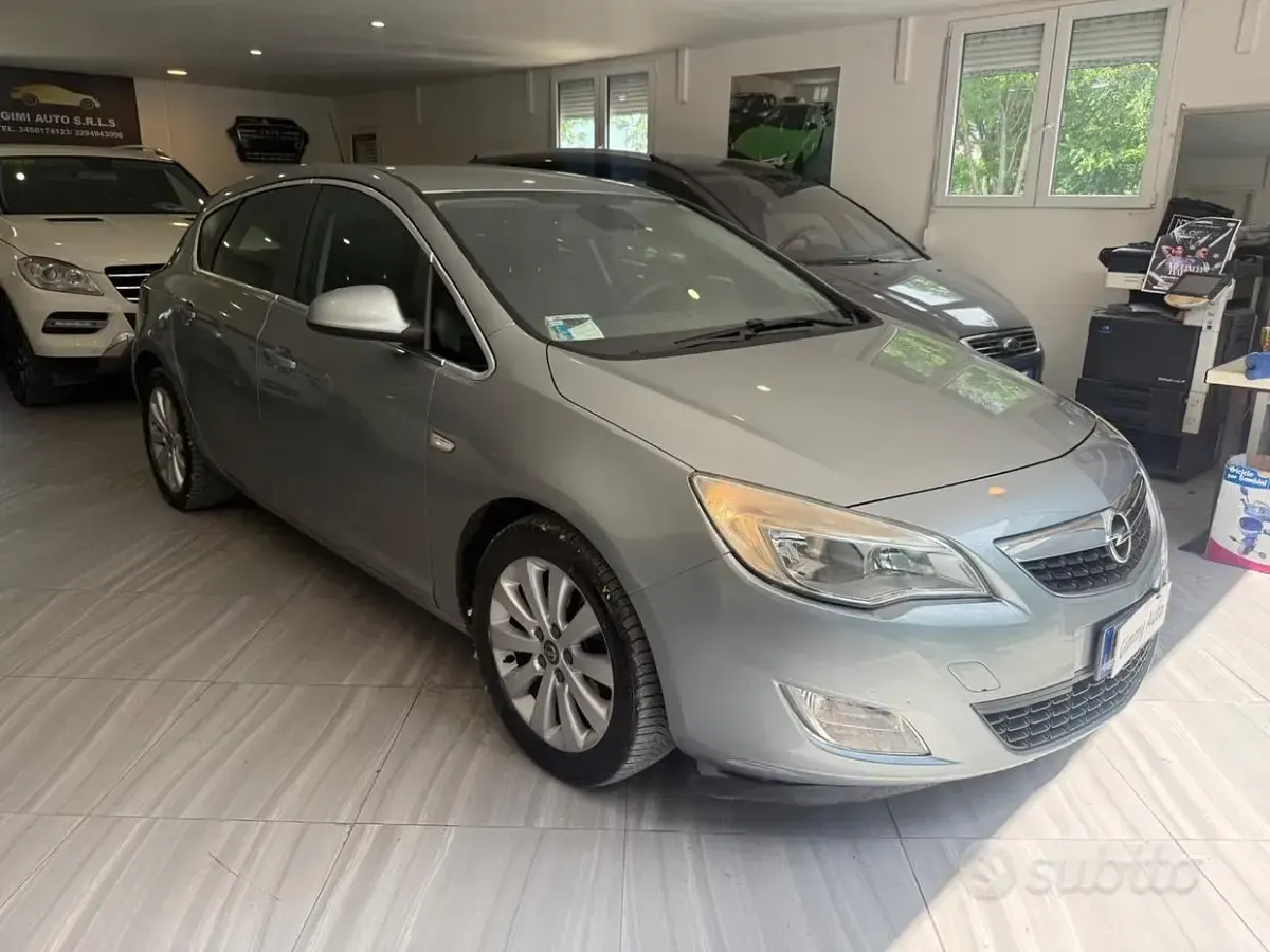 Usata Opel Astra 125 CV (91 kW) 2012 Nero Berlina