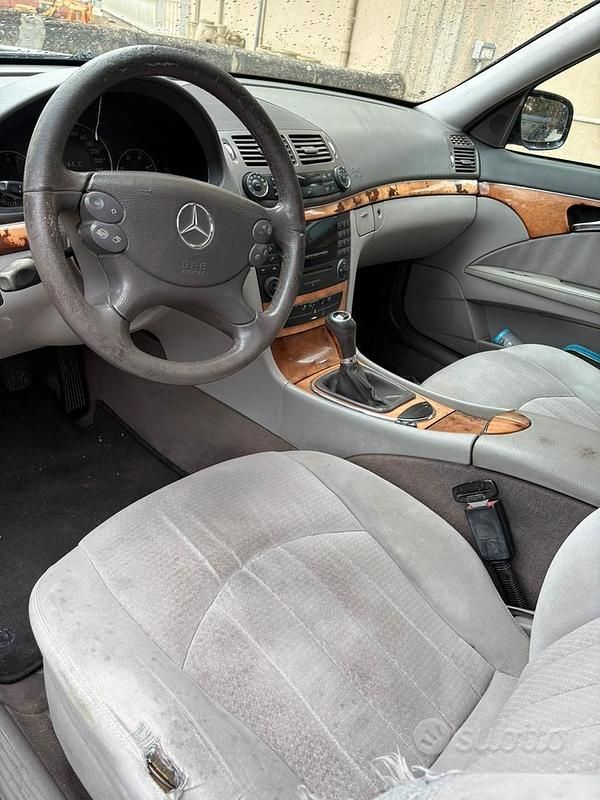 Usata Mercedes E220 143 CV (105 kW) 2002 Blu Berlina