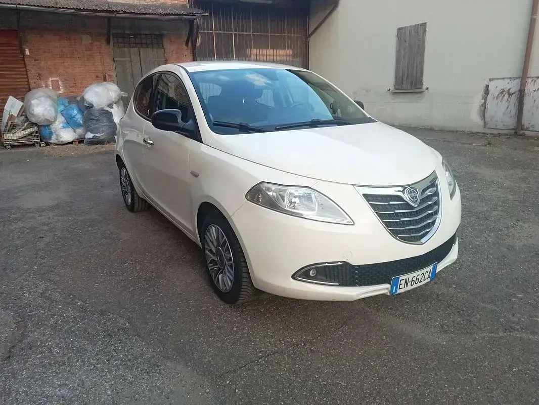 Usata Lancia Ypsilon S 69 CV (50 kW) 2012 Bianco Utilitaria