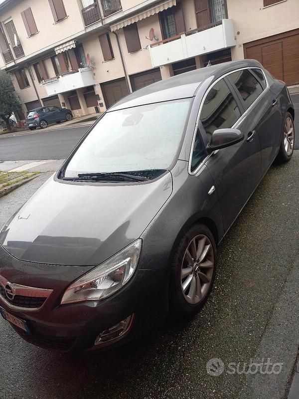 Usata Opel Astra 2012 Marrone Berlina