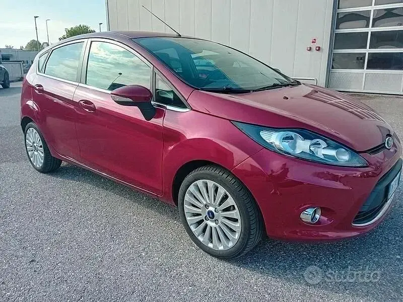 Usata Ford Fiesta Titanium 82 CV (60 kW) 2009 Viola Berlina