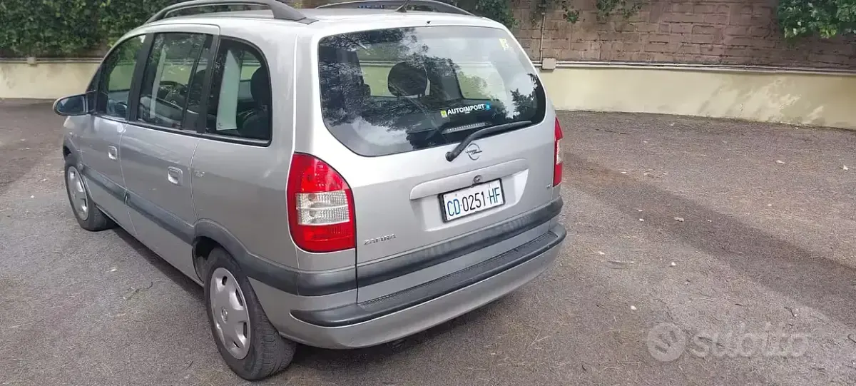 Usata Opel Zafira 100 CV (73 kW) 2004 Monovolume