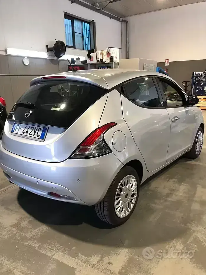 Usata Lancia Ypsilon 69 CV (50 kW) 2016 Grigio Utilitaria