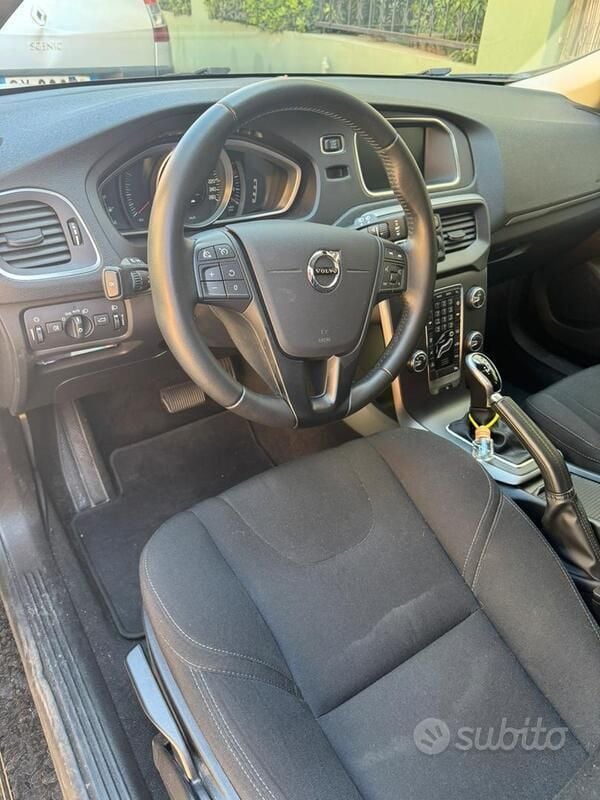 Usata Volvo V40 120 CV (88 kW) 2018 Nero Station wagon