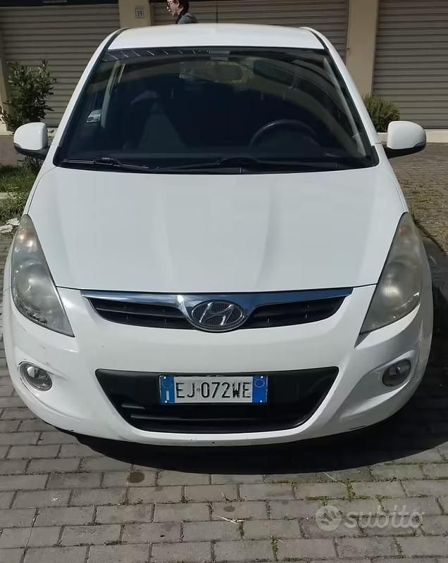 Usata Hyundai i20 Comfort 78 CV (57 kW) 2011 Bianco Utilitaria