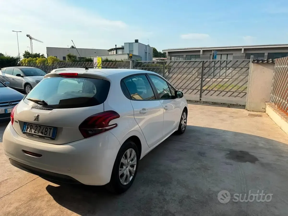 Usata Peugeot 208 Active 102 CV (75 kW) 2018 Bianco Utilitaria