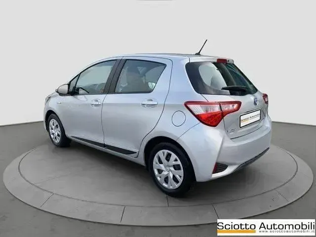 Usata Toyota Yaris Hybrid Active 92 CV (67 kW) 2023 Grigio Berlina