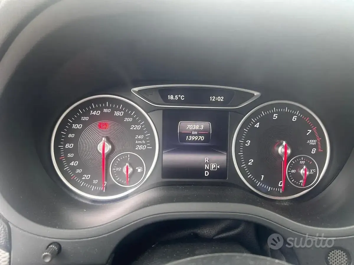 Usata Mercedes B200 156 CV (114 kW) 2016 Nero Utilitaria