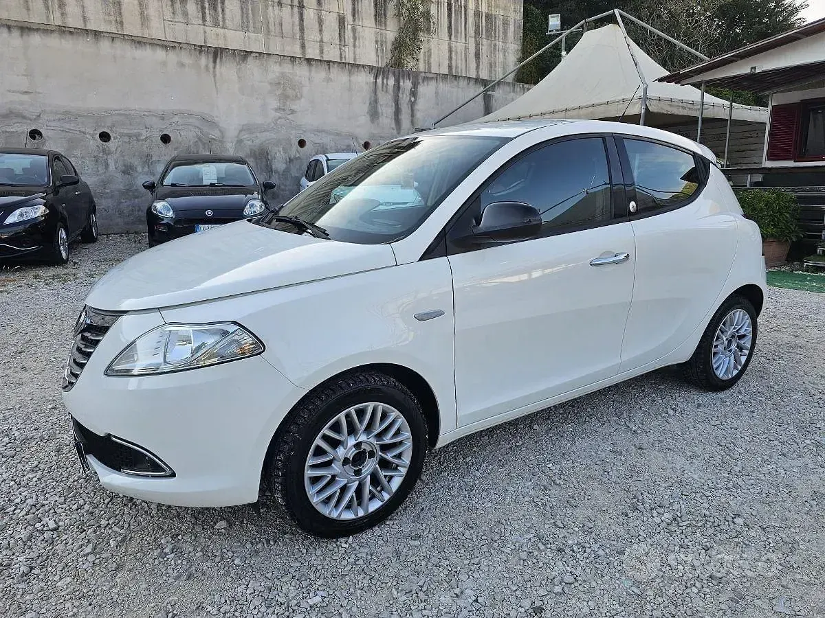 Usata Lancia Ypsilon Gold 50 CV (36 kW) 2015 Bianco Utilitaria