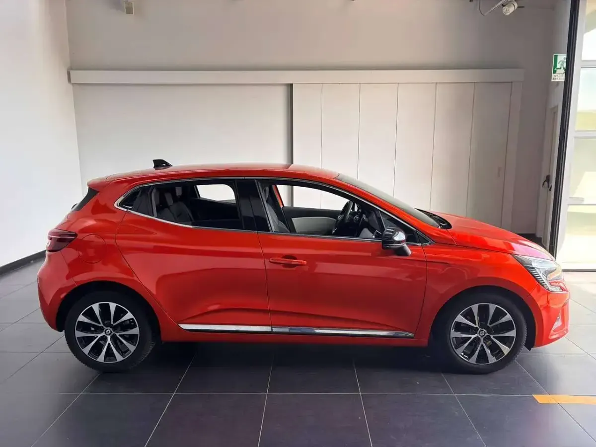 Usata Renault Clio V Techno 91 CV (66 kW) 2023 Orange valencia Berlina