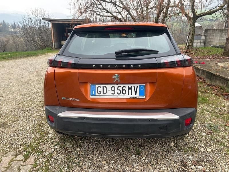 Usata Peugeot 2008 Allure 100 kW (136 CV) 2021 Arancione SUV