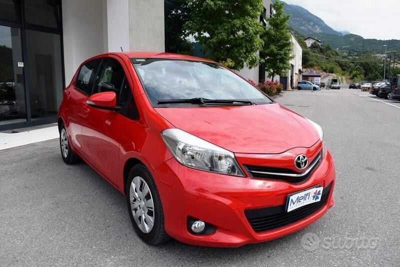 Rosso Usata 2013 Toyota Yaris Lounge Tre volumi | 6000 € (Ottimo prezzo) - Immagine 1/4