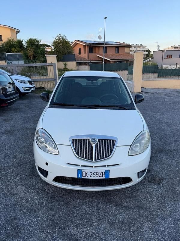 Usata Lancia Ypsilon Gold 77 CV (56 kW) 2012 Bianco Utilitaria