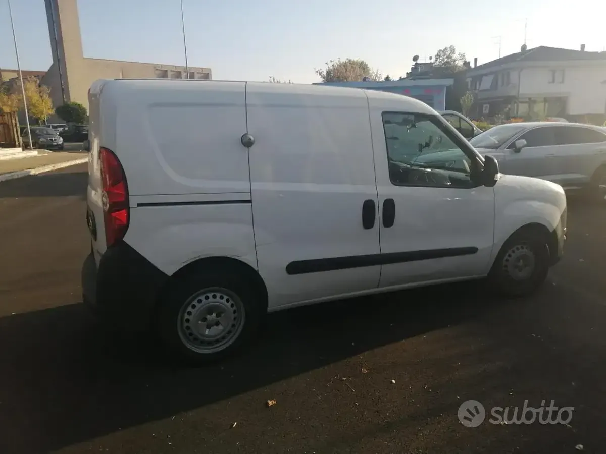 Usata Opel Combo 105 CV (77 kW) 2015 Bianco Monovolume