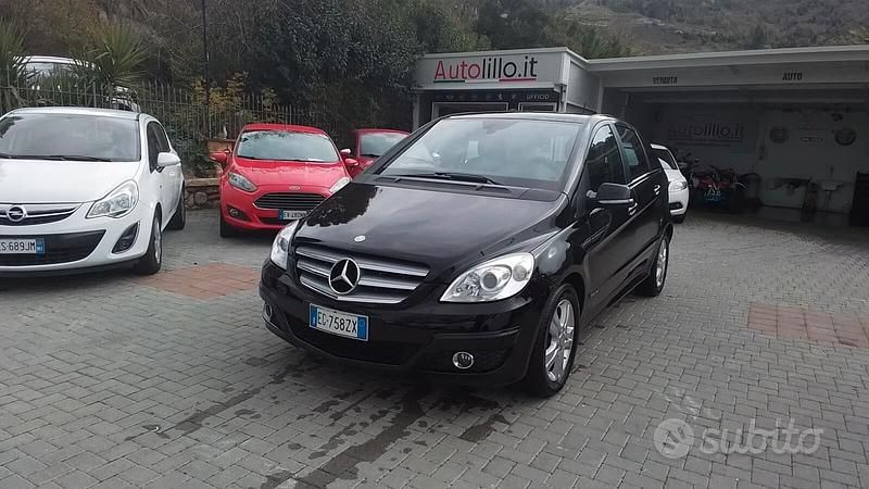 Nero Usata 2011 Mercedes A180 Executive Tre volumi | 5490 € (Molto cara) - Immagine 1/4