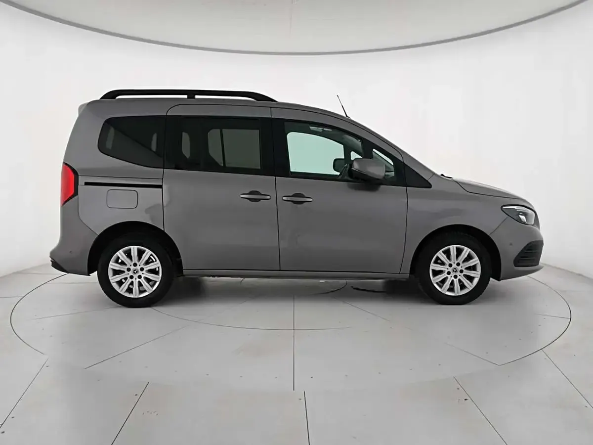 Usata Mercedes T180 Premium 131 CV (96 kW) 2023 Grigio scuro Monovolume