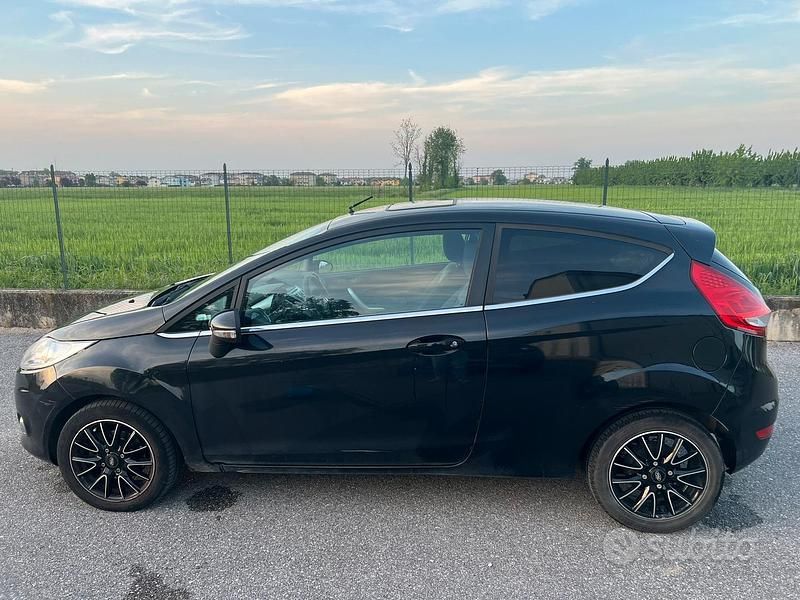 Usata Ford Fiesta Titanium 82 CV (60 kW) 2009 Nero Utilitaria