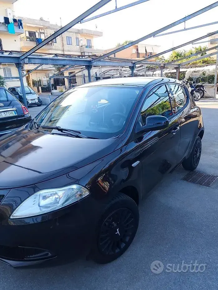 Usata Lancia Ypsilon 85 CV (62 kW) 2014 Viola Utilitaria