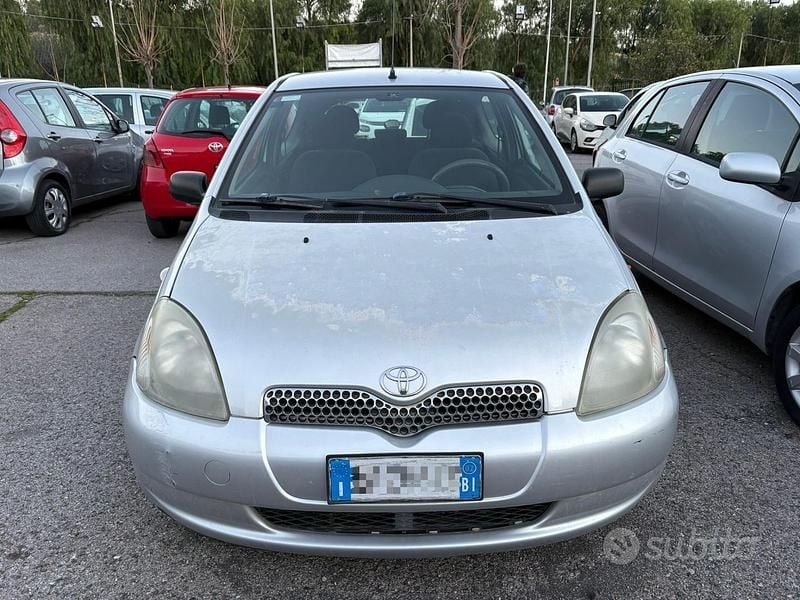 Usata Toyota Yaris Sol 67 CV (49 kW) 2002 Grigio Berlina