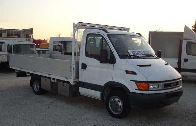 Usata Iveco Daily 110 CV (80 kW) 2001 Bianco pastello Furgone